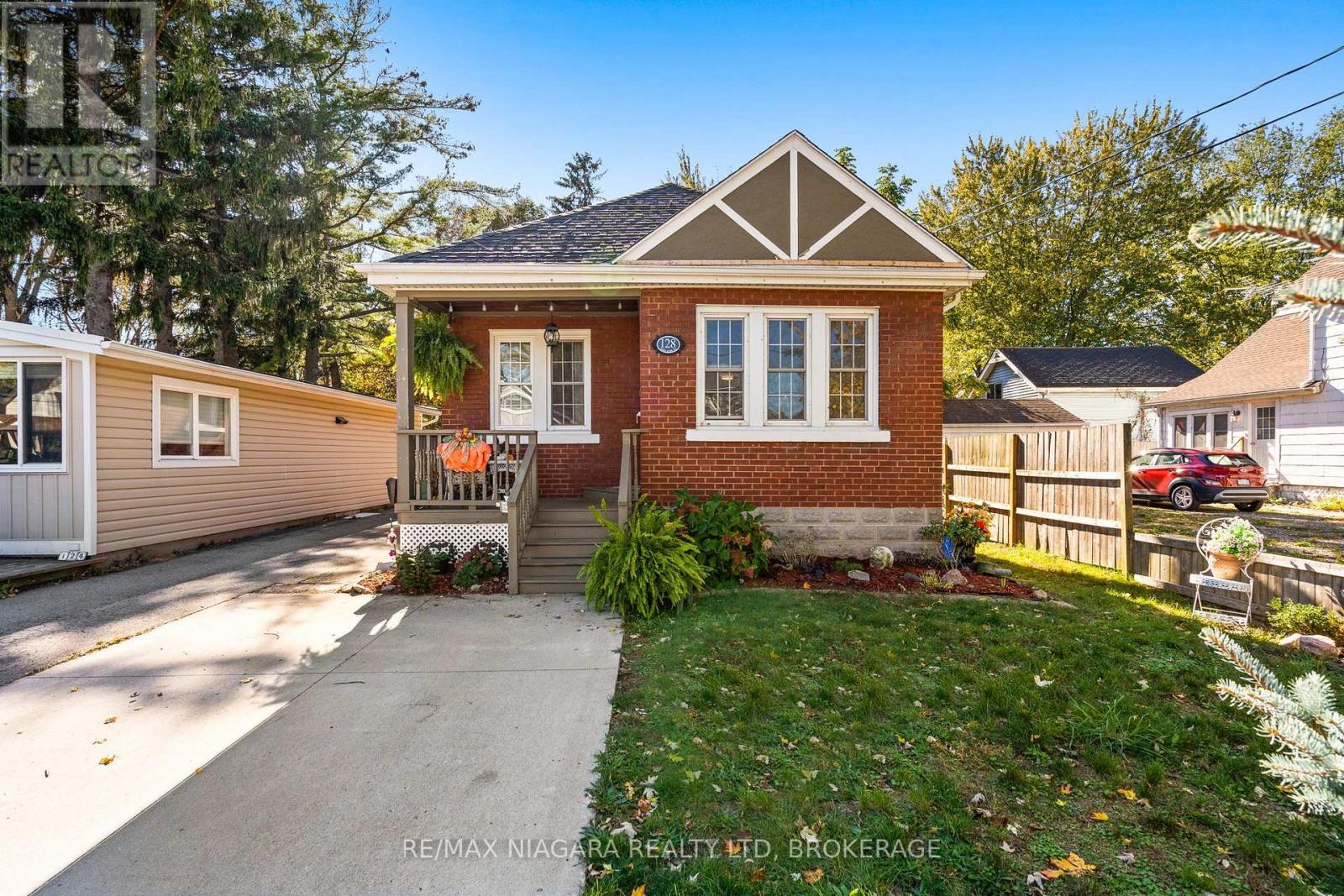 128 ADELAIDE STREET — photo 2