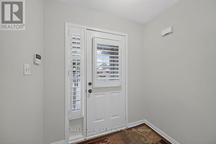 166 Toby Crescent, Hamilton, ON photo 2