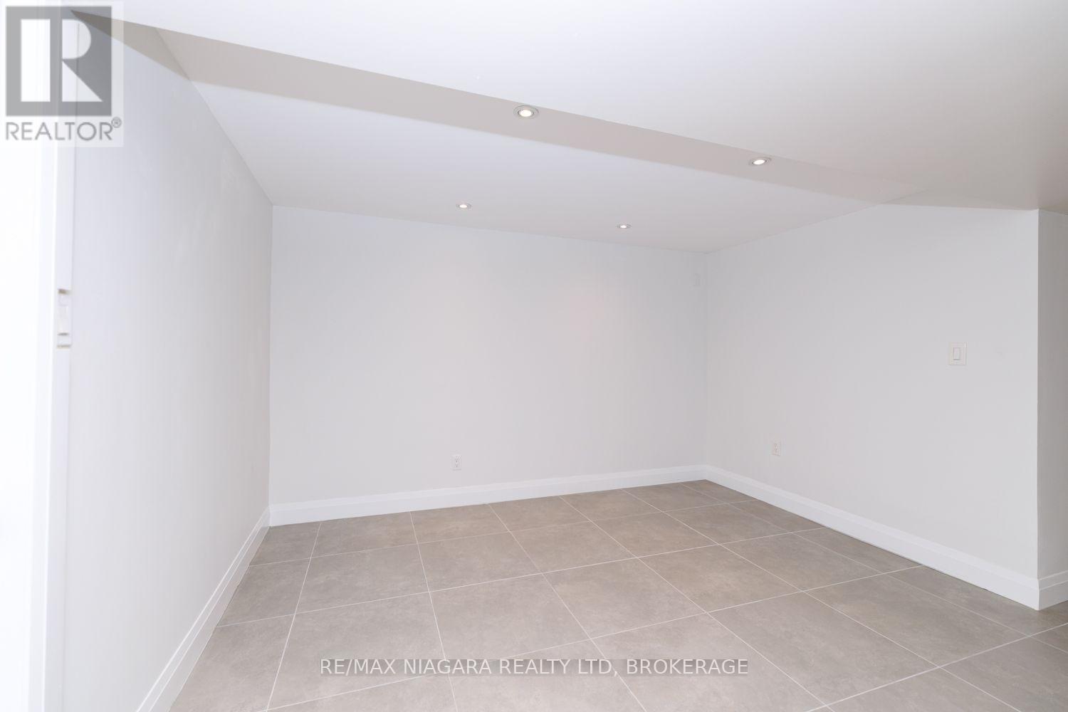 6 BROADMORE AVENUE - 23