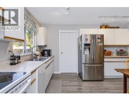 1560 Larchberry Way, Gibsons, BC V0N1V5 Photo 7