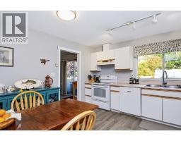 1560 Larchberry Way, Gibsons, BC V0N1V5 Photo 9