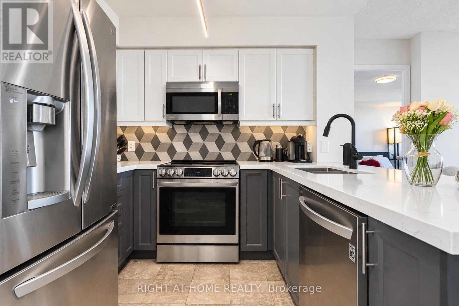 2022- 35 Hollywood Avenue, Toronto, ON photo 3