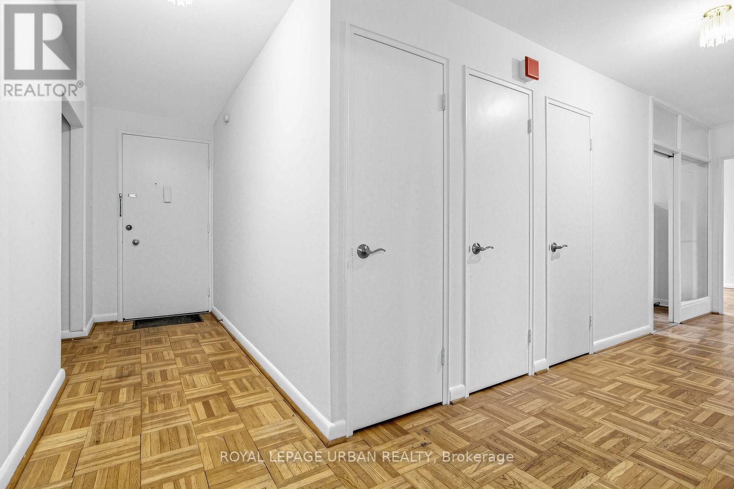 17- 8 Corinth Gardens, Toronto, ON photo 2