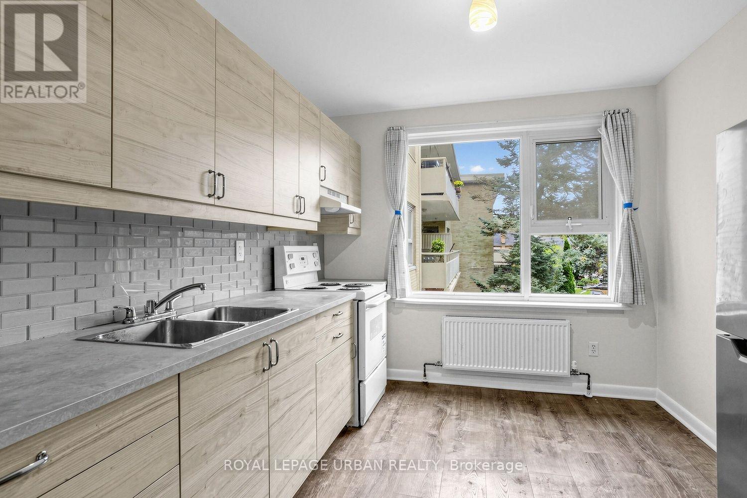 17- 8 Corinth Gardens, Toronto, ON photo 6