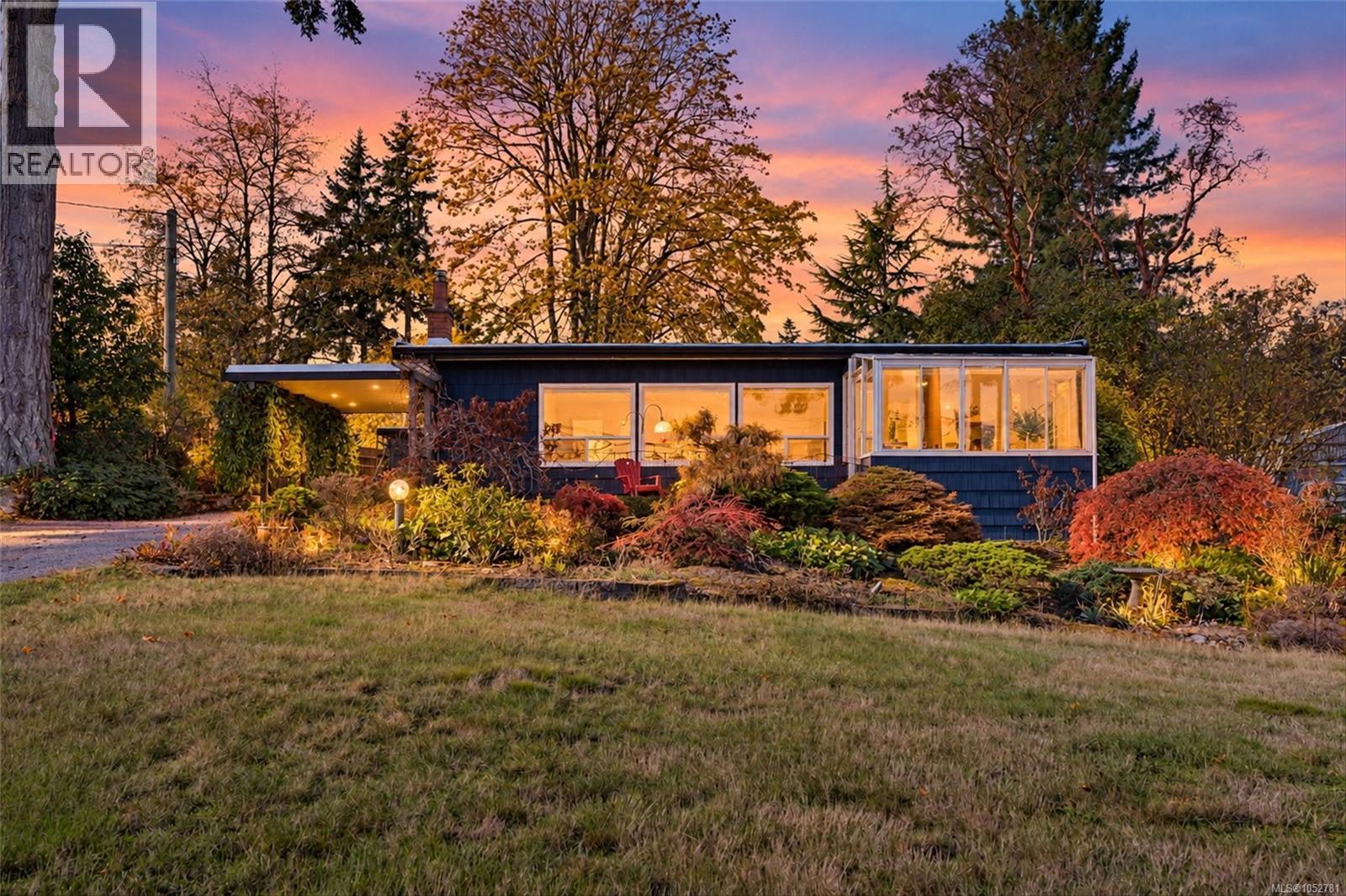 8698 East Saanich Rd - 1