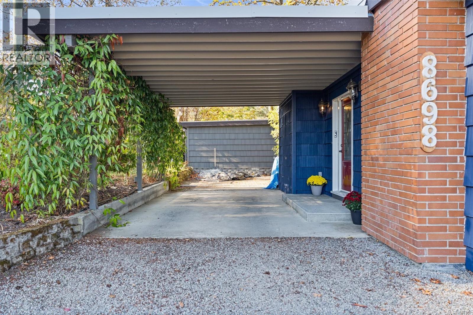 8698 East Saanich Rd - 3