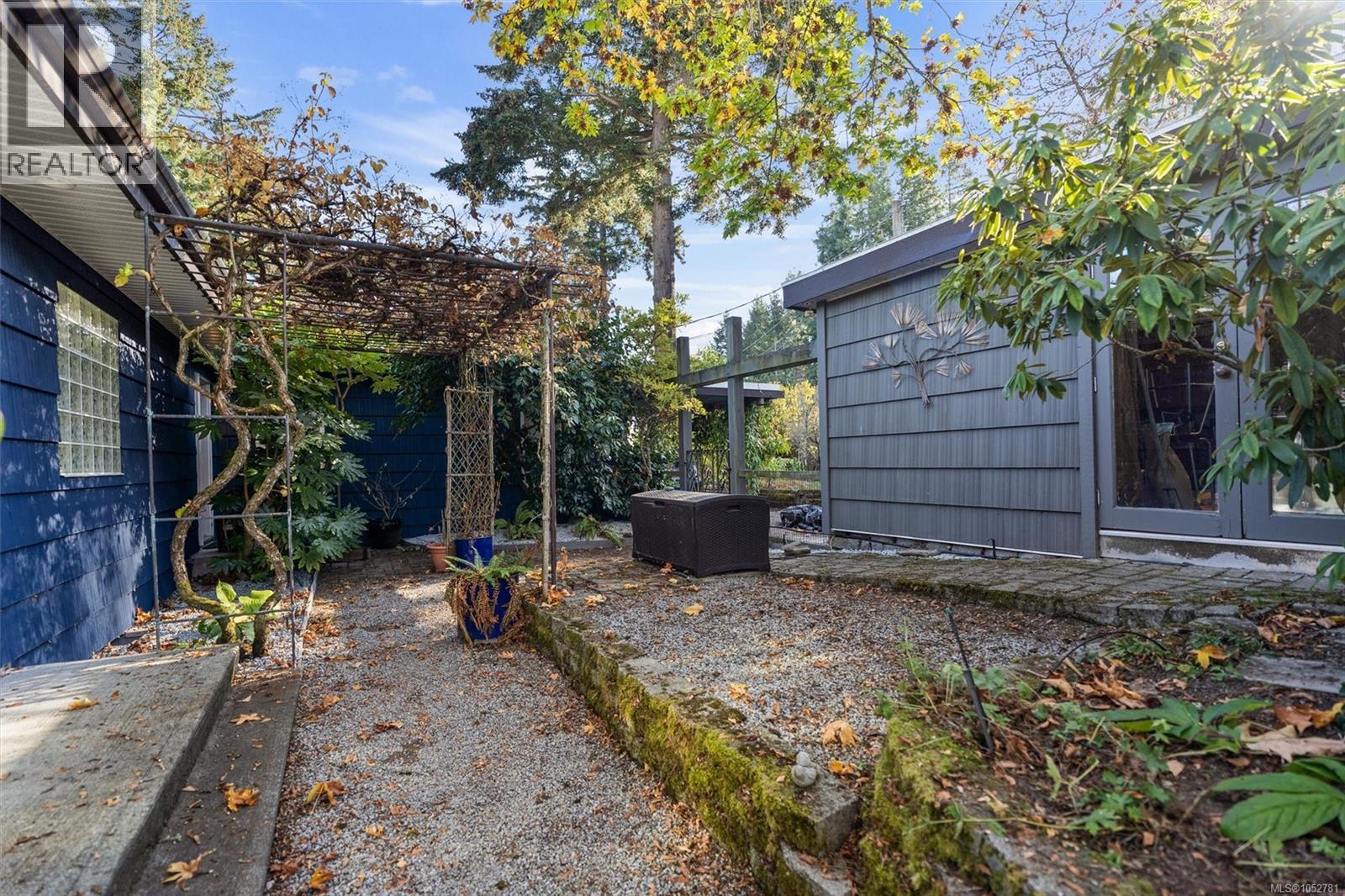 8698 East Saanich Rd - 24