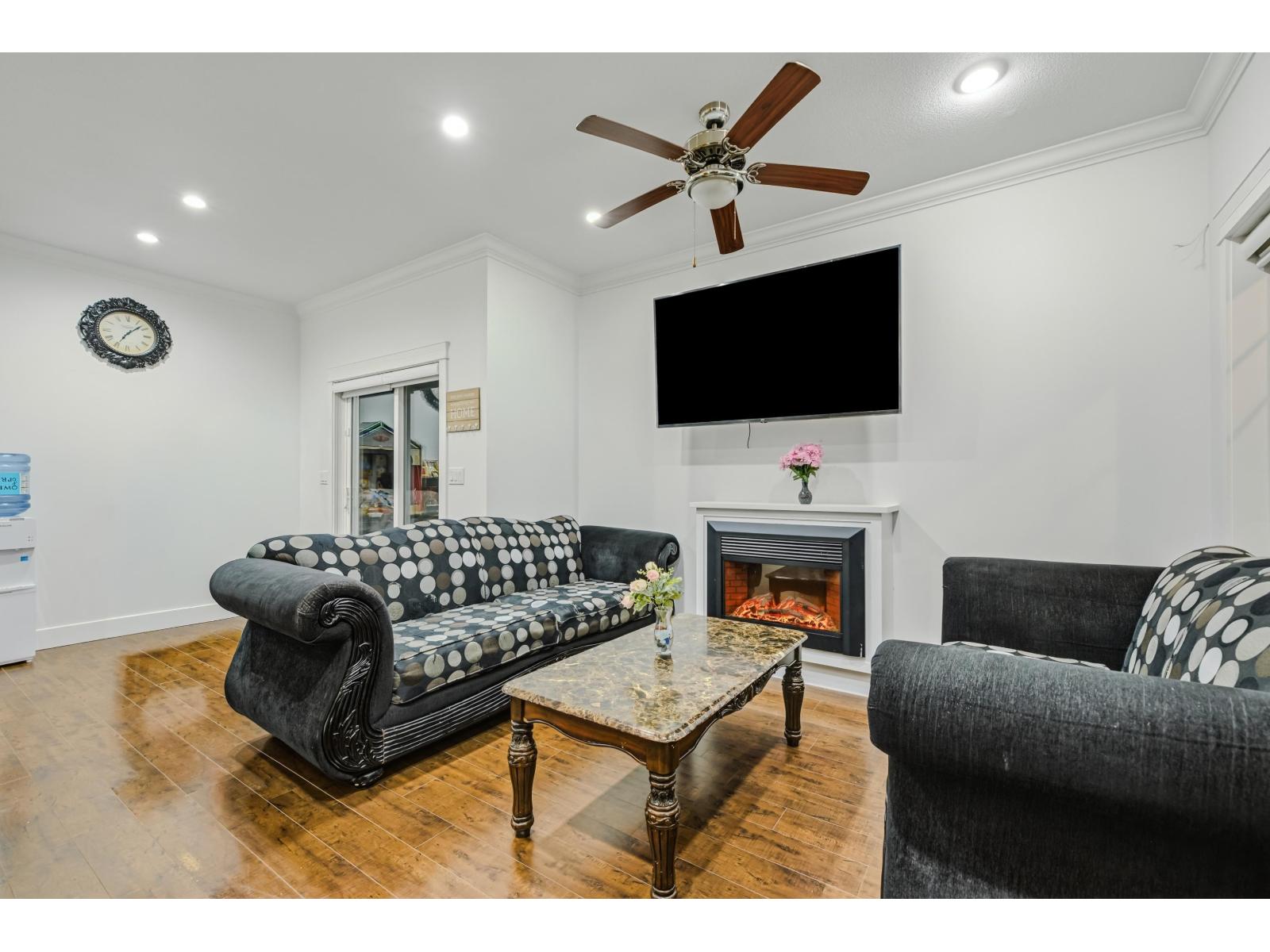 Photo of B3 19292 72A AVENUE 10
