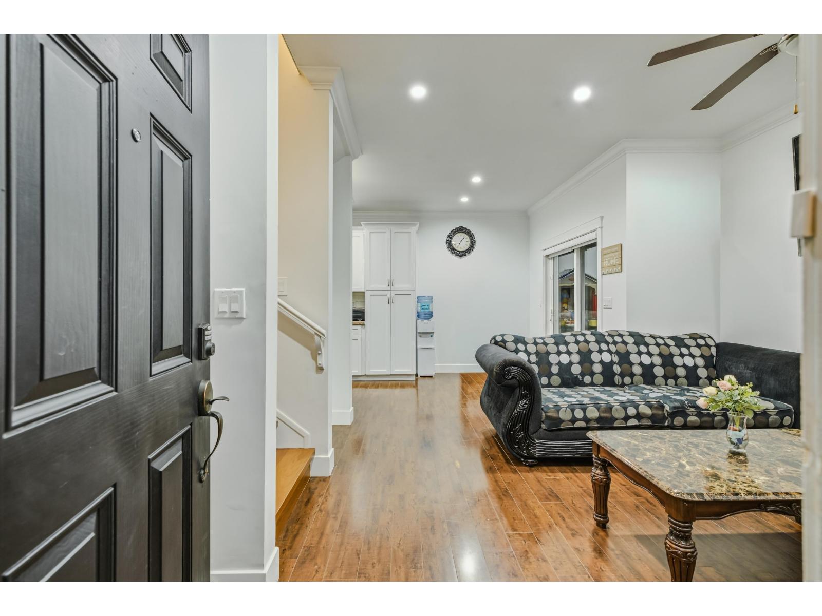 Photo of B3 19292 72A AVENUE 9