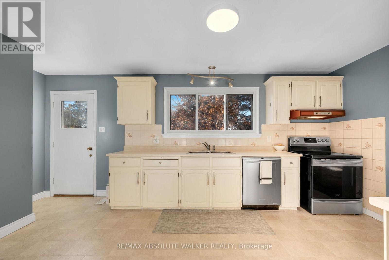 18 SILVER ASPEN CRESCENT - 12