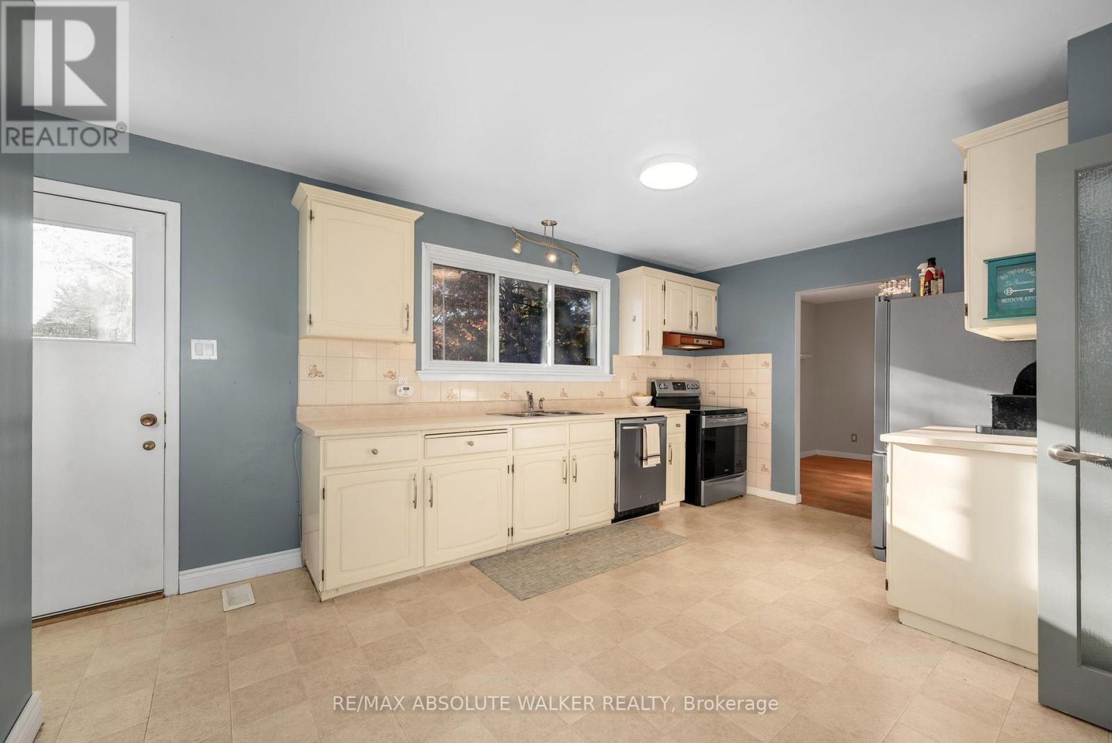 18 SILVER ASPEN CRESCENT - 13