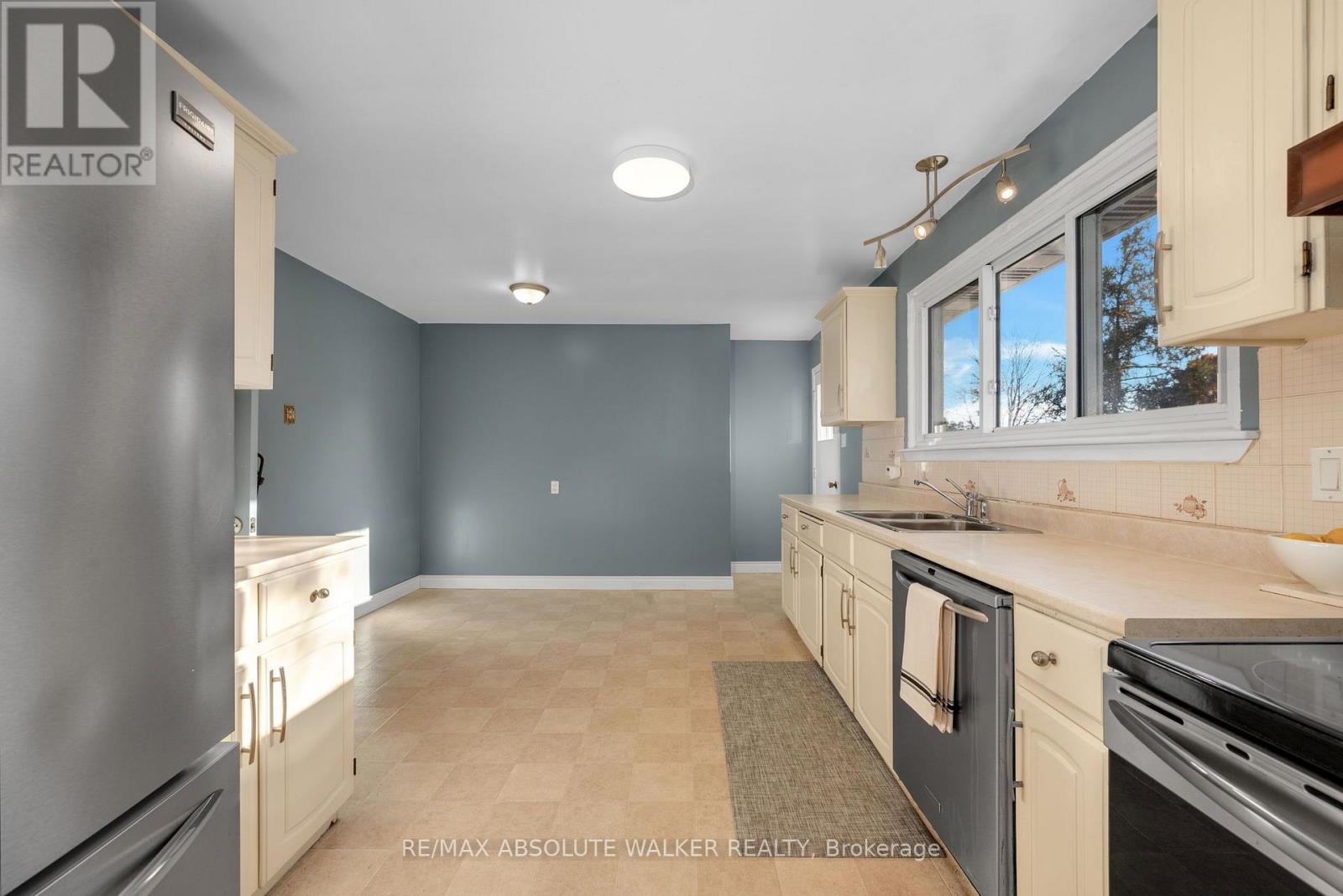 18 SILVER ASPEN CRESCENT - 15