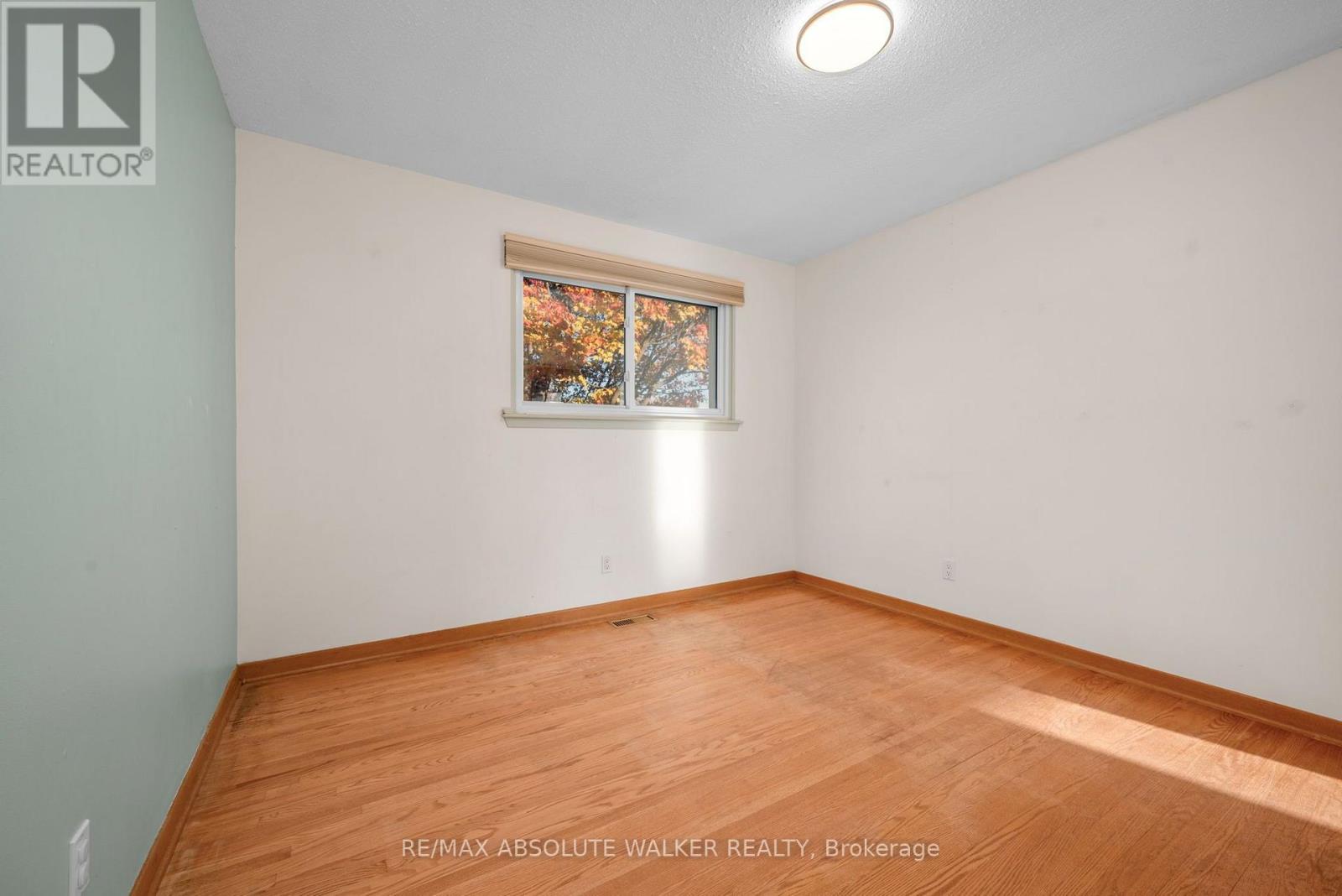 18 SILVER ASPEN CRESCENT - 24
