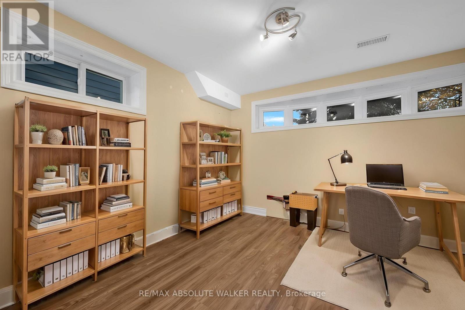 18 SILVER ASPEN CRESCENT - 28