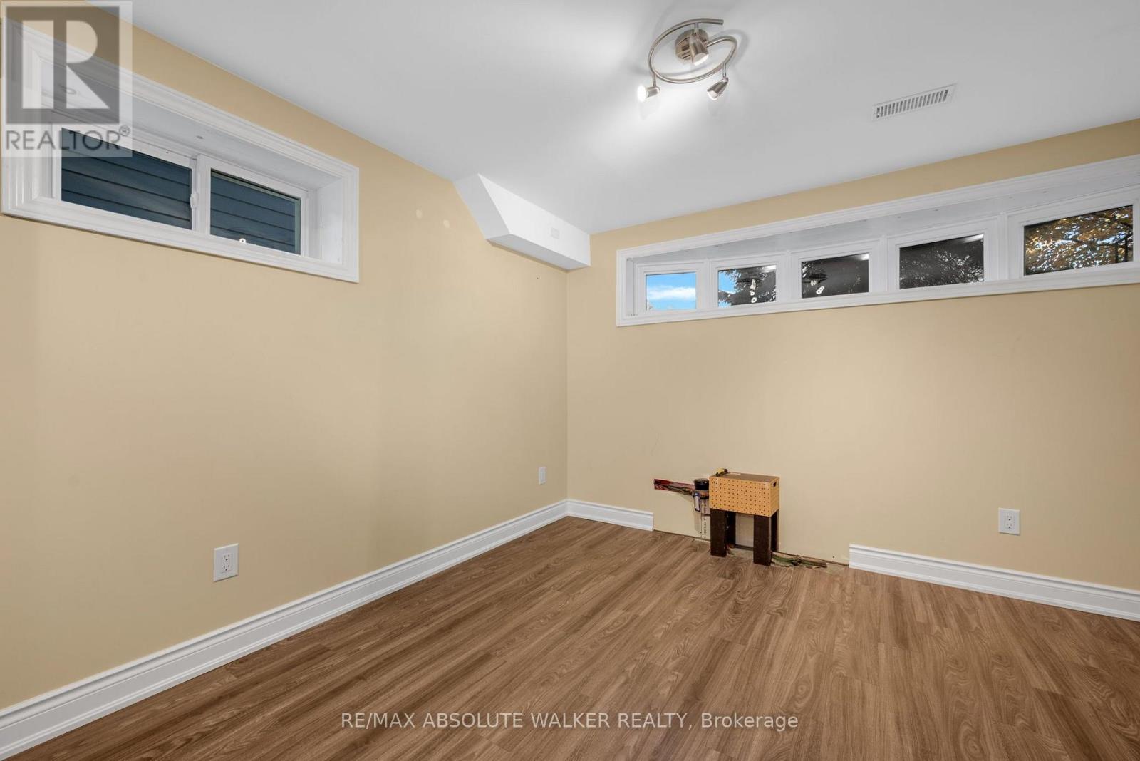 18 SILVER ASPEN CRESCENT - 29