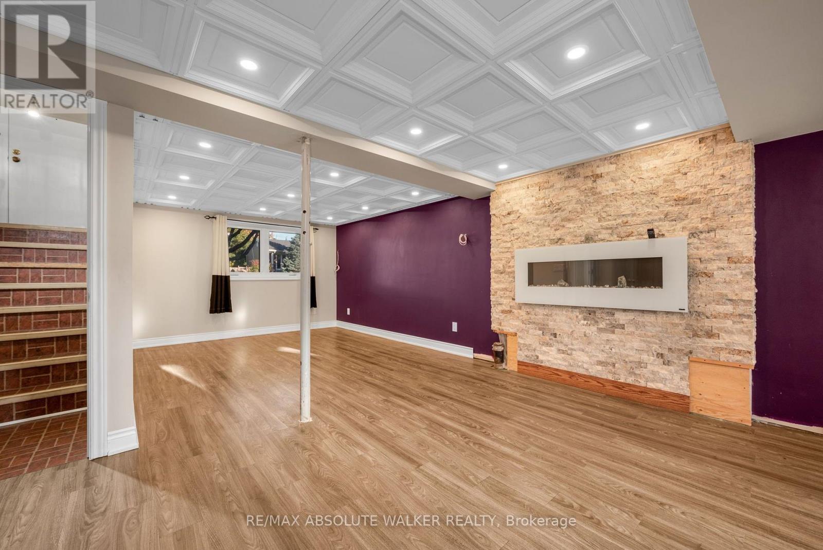 18 SILVER ASPEN CRESCENT - 34
