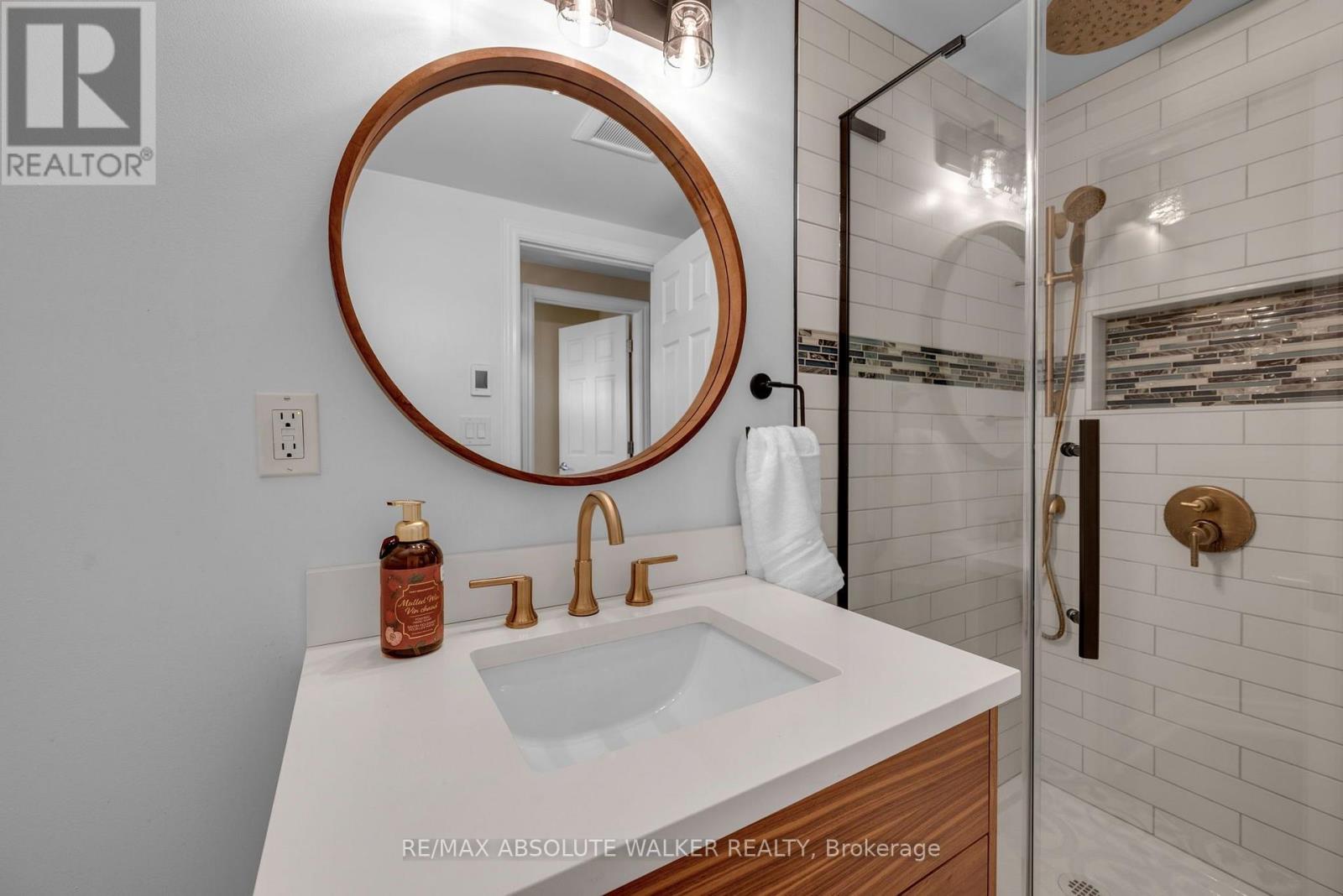 18 SILVER ASPEN CRESCENT - 35