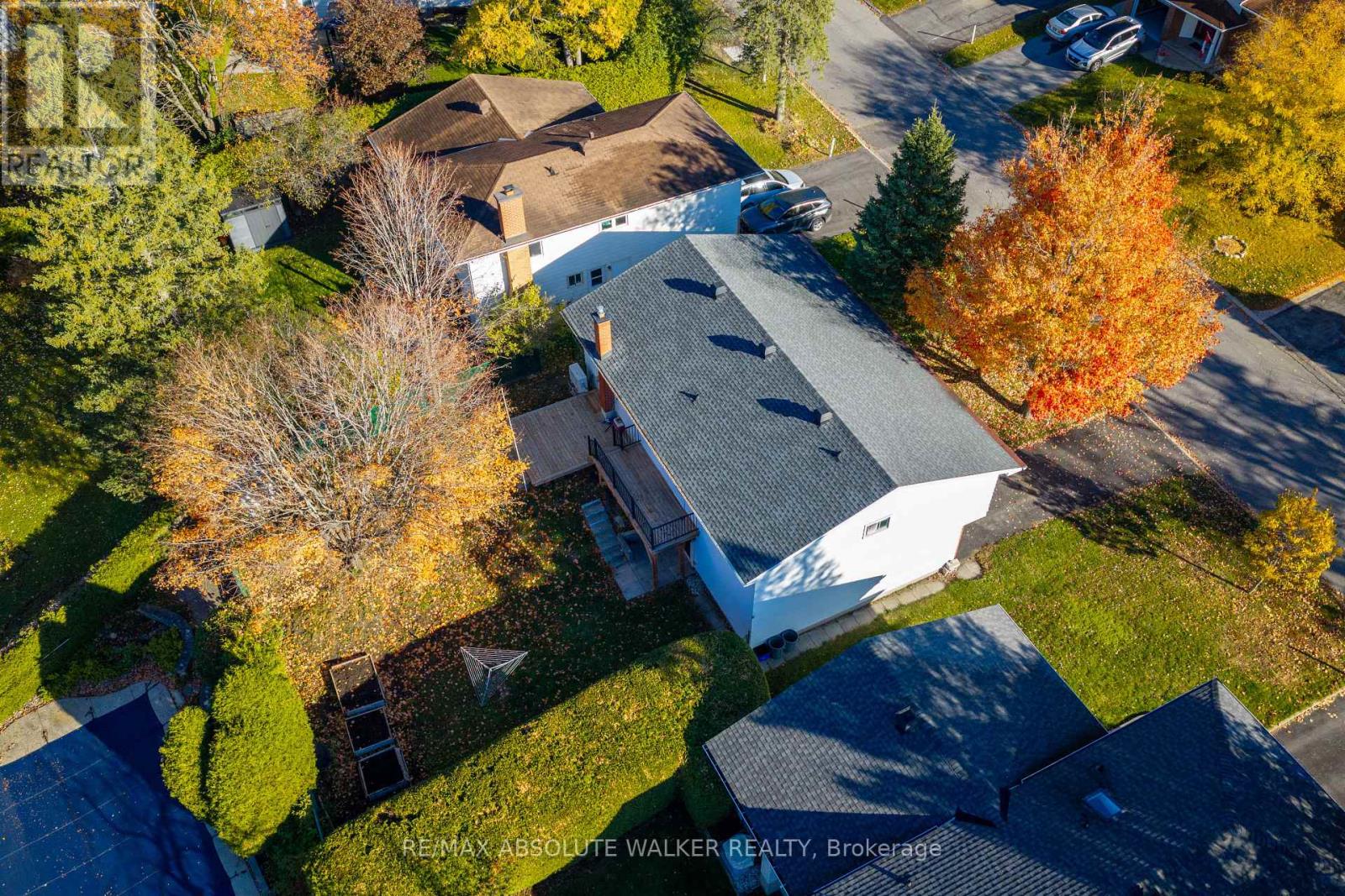 18 SILVER ASPEN CRESCENT - 42
