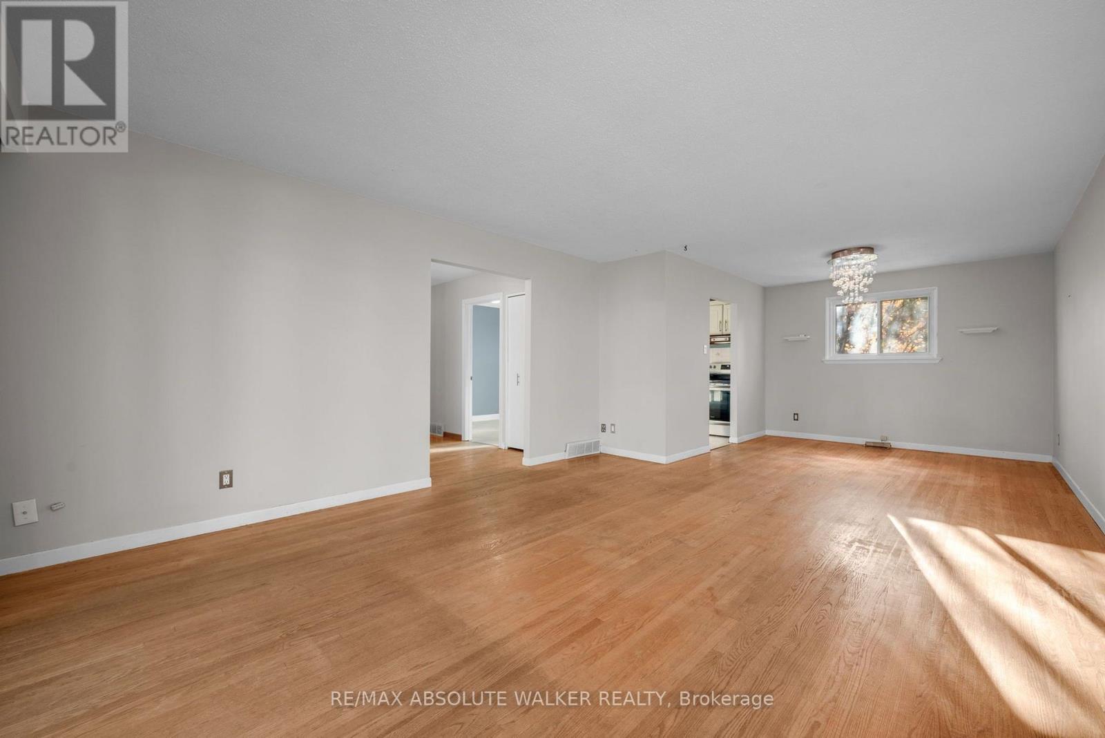 18 SILVER ASPEN CRESCENT - 8