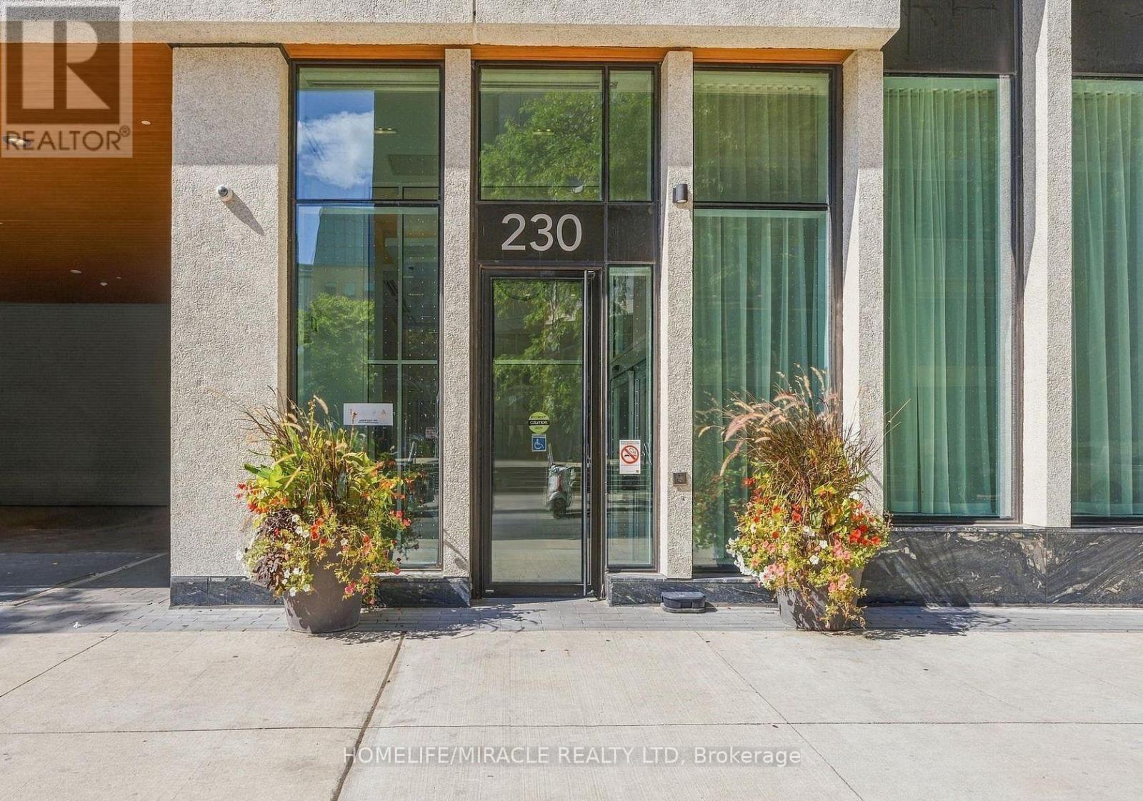230 Simcoe Unit 2421 photo 2