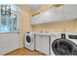Bedroom 2 - 15 Theobalds Circle, Richmond Hill, ON L4C9C7 Photo 9