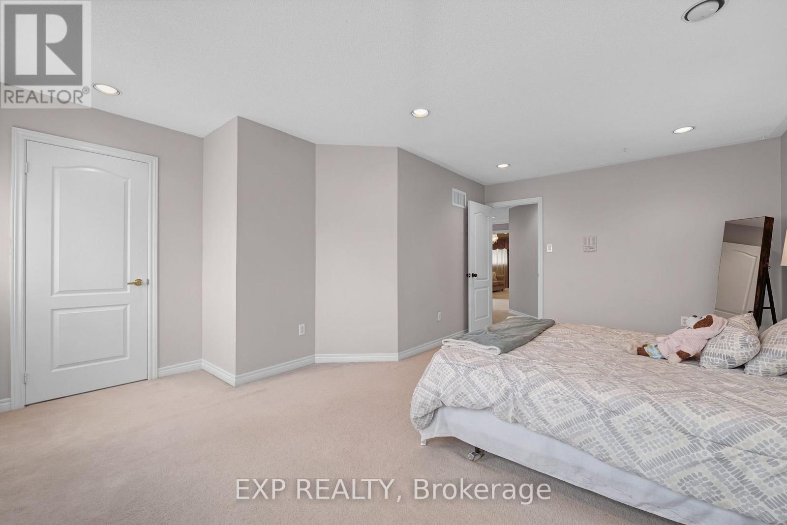 591 Plantation Gate, Newmarket, ON photo 33