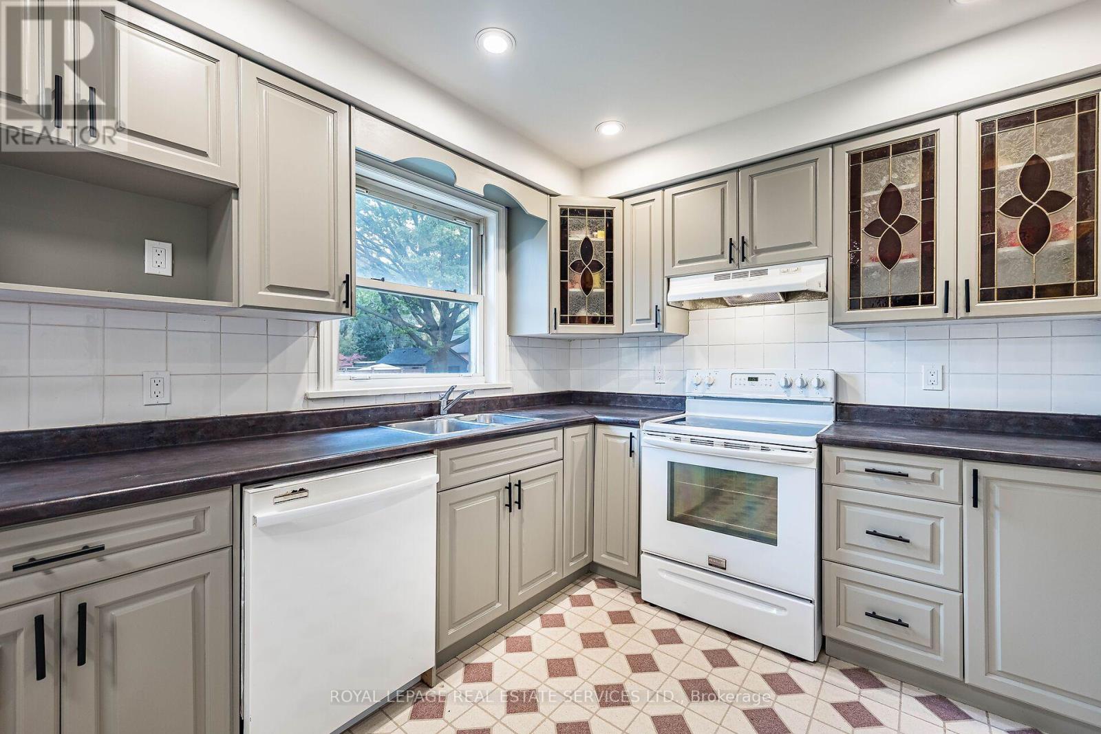 454 Rimilton Avenue, Toronto, ON photo 17