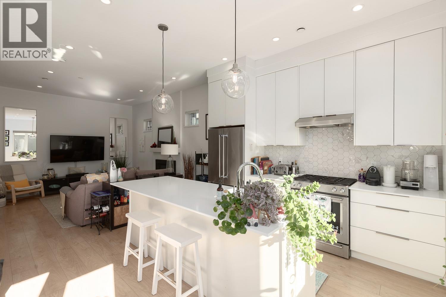 572 E 16TH AVENUE, Vancouver - Image 1