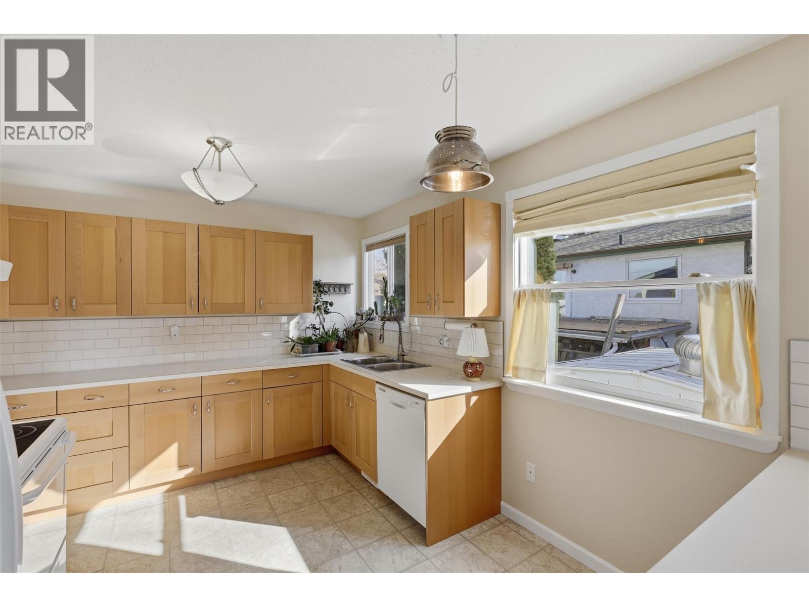 1923 Gladstone Drive - 13