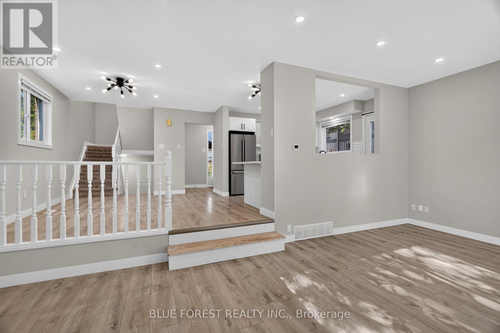 1048 MAHOGANY ROAD, London North (North P) — photo 12