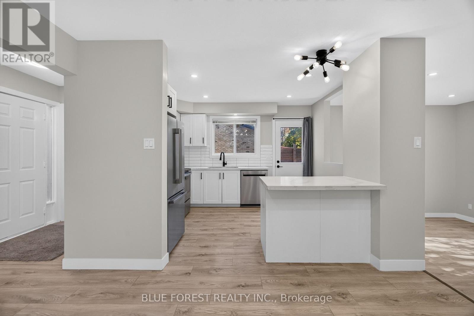 1048 MAHOGANY ROAD, London North (North P) — photo 9