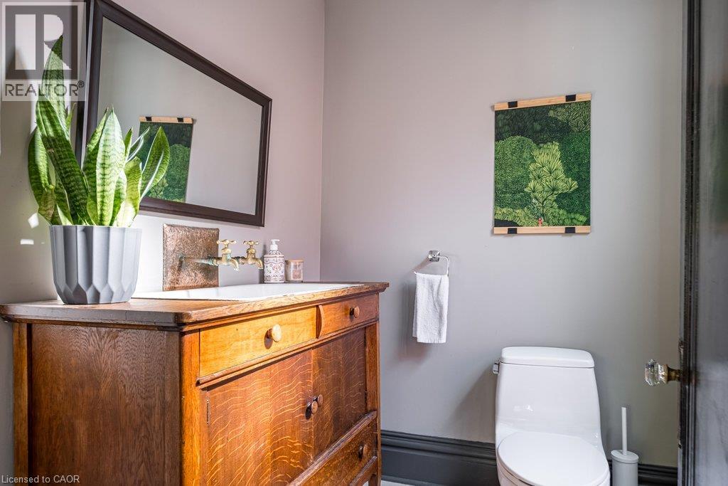 63 CHEDOKE Avenue, Hamilton — photo 9