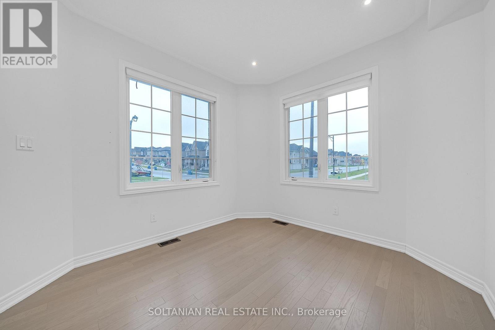 75 BUD LEGGETT CRESCENT, Georgina (Keswick South) — photo 4
