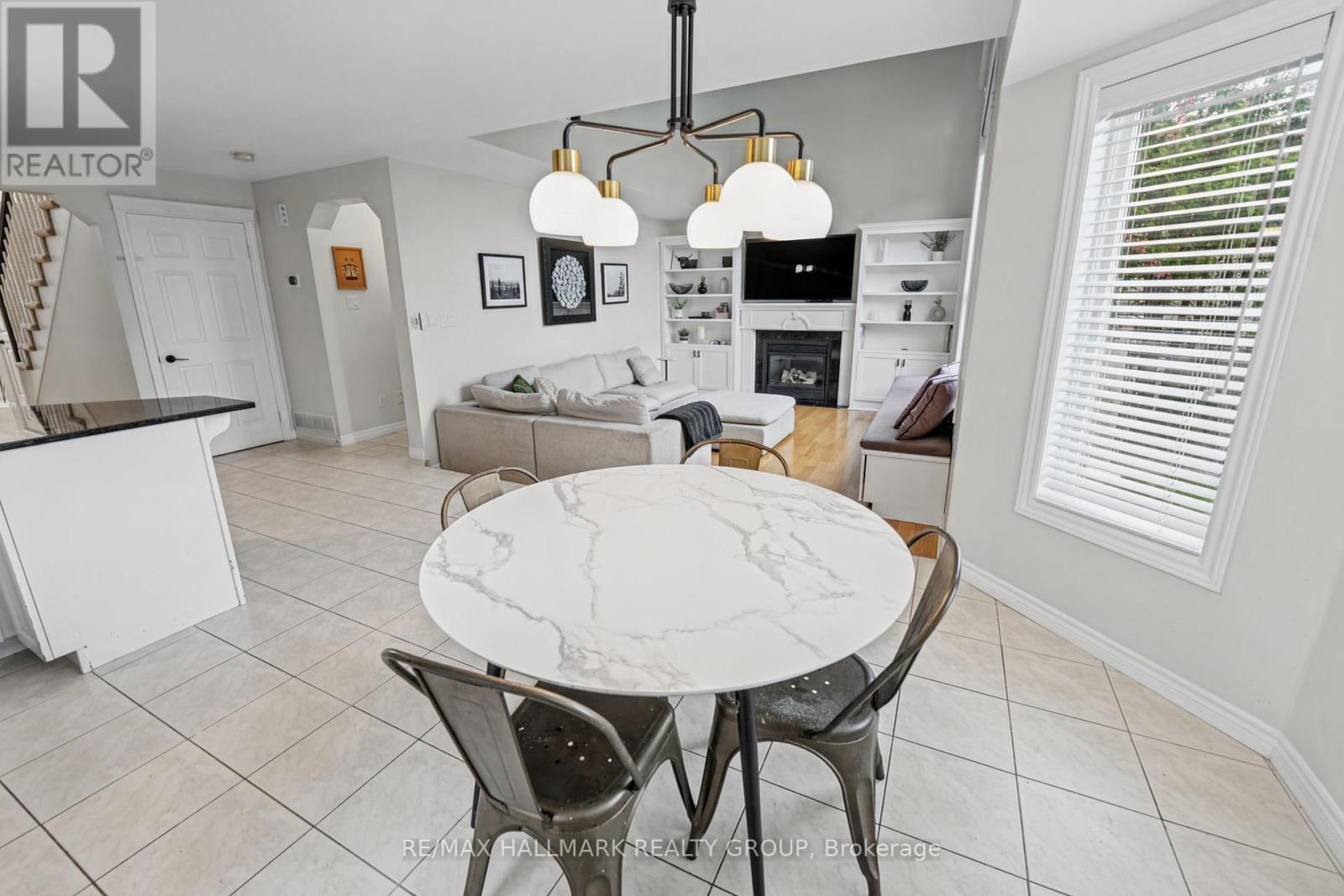 Kitchen Eating Area & Family Room w/Hardwood