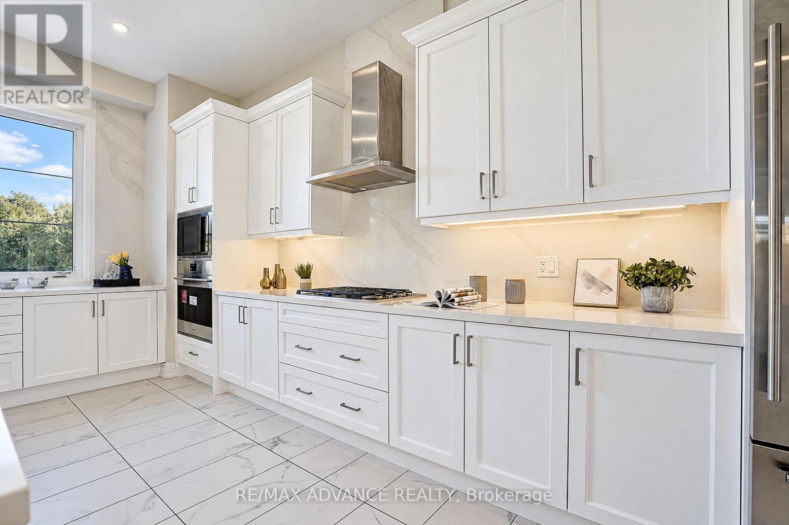 15 Kenneth Campbell Court, Aurora, ON photo 13