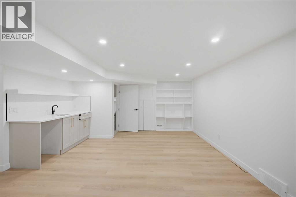 460 Queensland Place SE photo 33