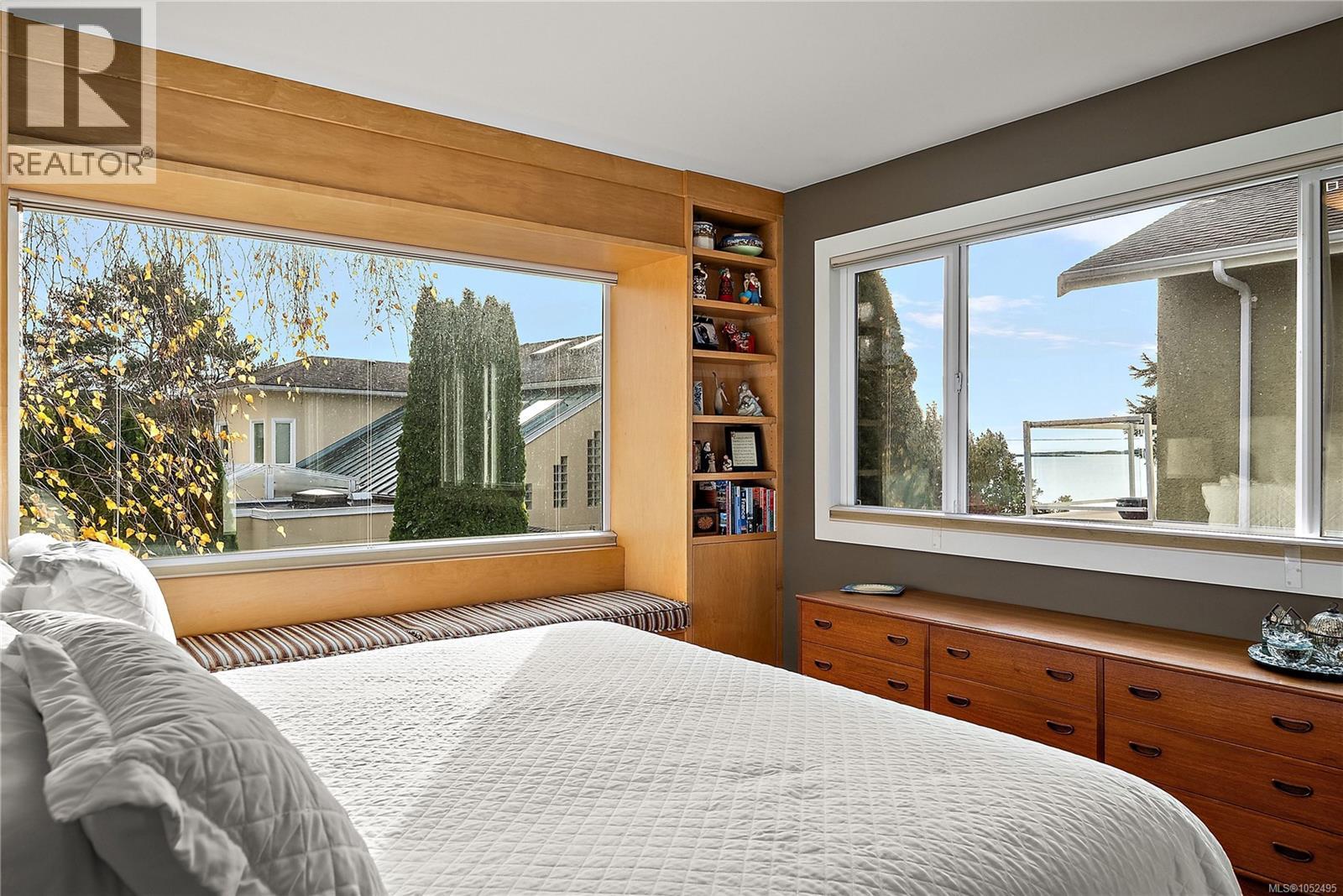  453 Monterey Avenue, Oak Bay