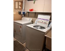 Bathroom - 223 Waterloo Street, London East, ON N6B2N2 Photo 11