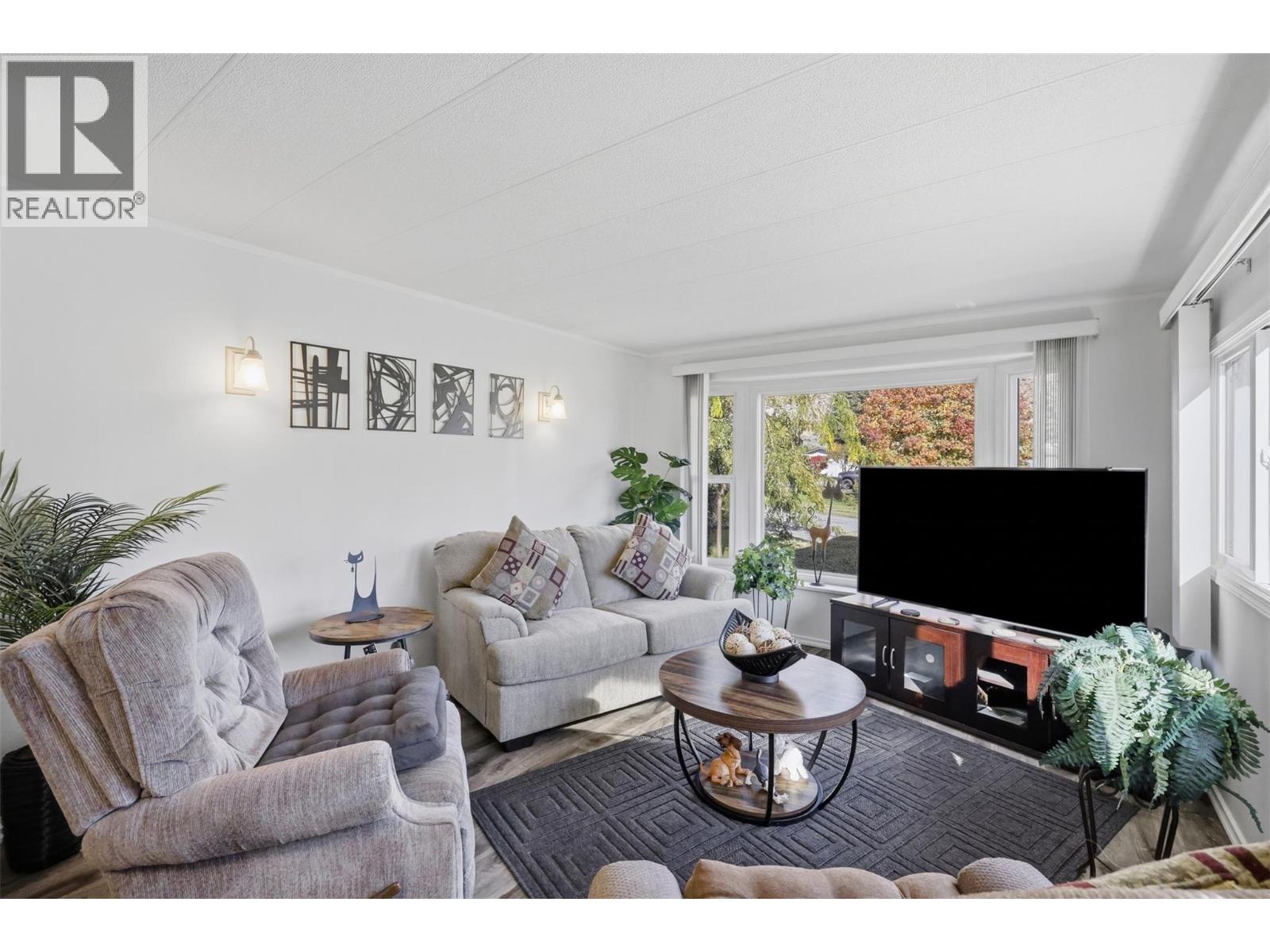 Photo 9 of 41