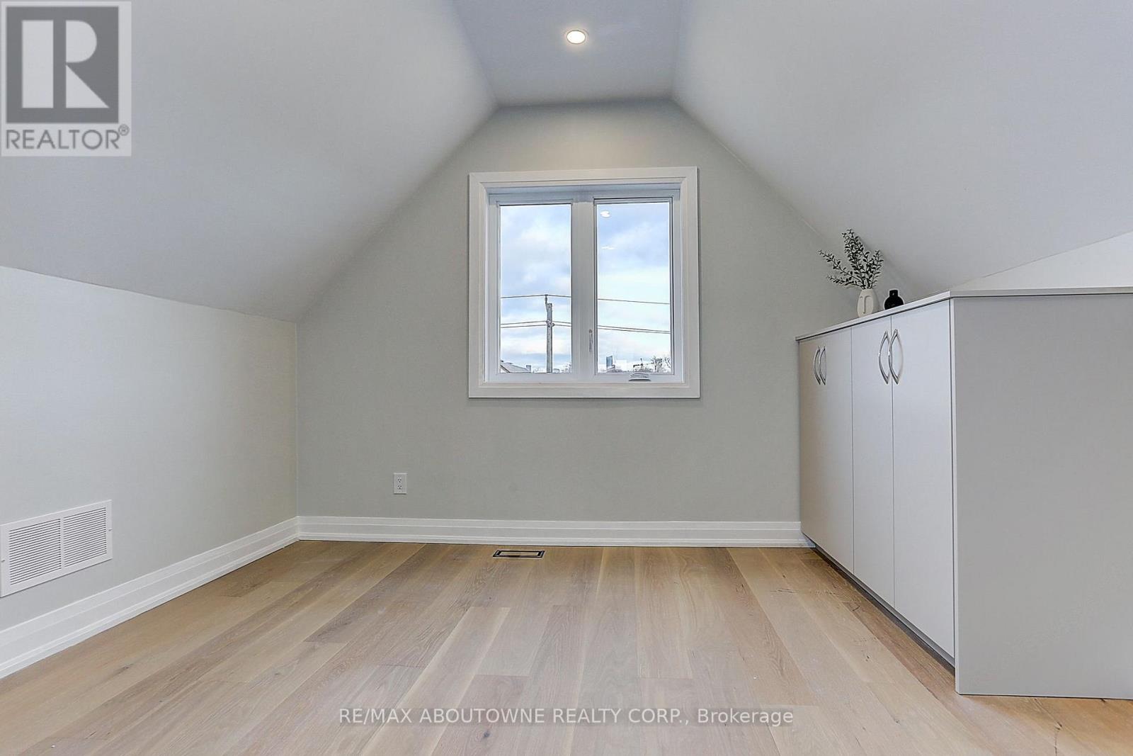 564 Dufferin Street, Toronto, ON photo 36