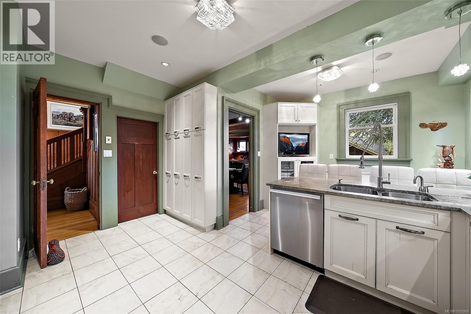 1900 Belmont Ave - 16