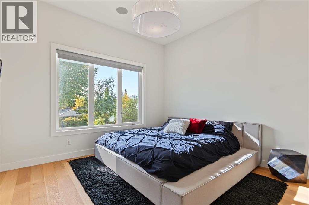 1906 43 Avenue SW photo 16