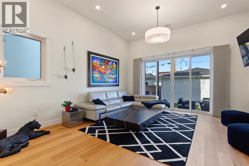 1906 43 Avenue SW photo 8