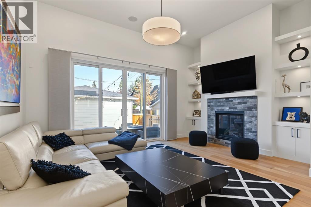 1906 43 Avenue SW photo 9