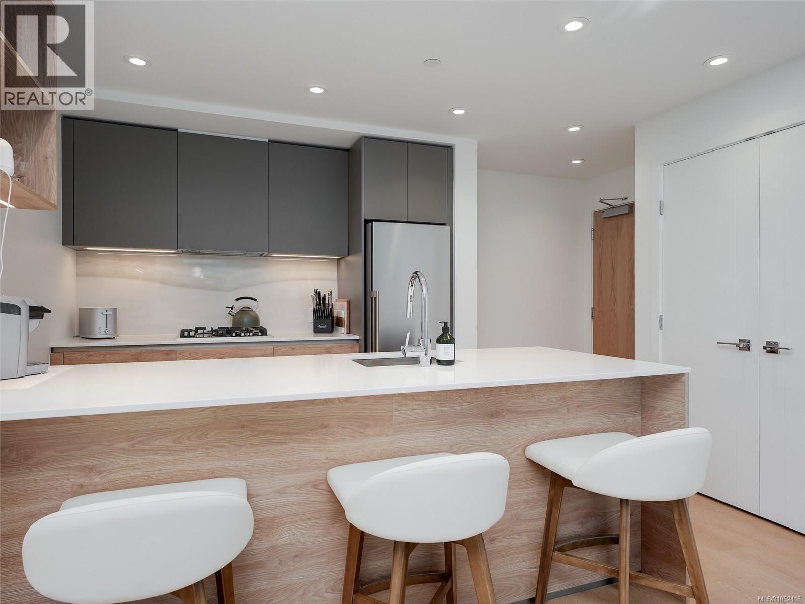 #606 363 Tyee Rd - 10