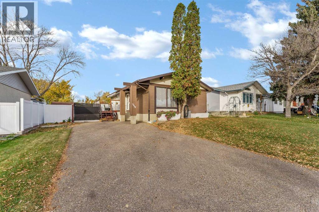 2158 7 Avenue NE, Medicine Hat — photo 2