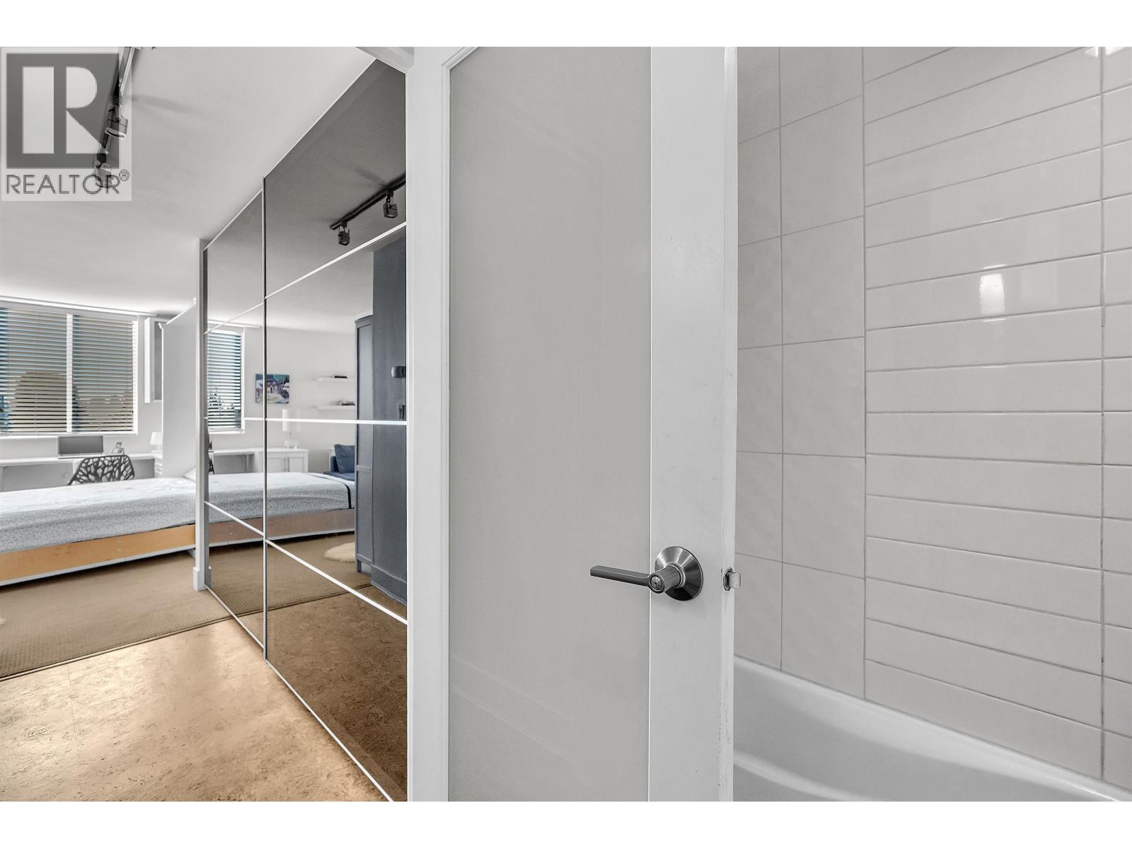 1010 2016 FULLERTON AVENUE, North Vancouver - Image 1