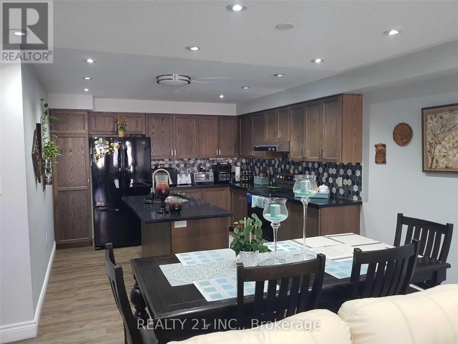 37 Pringdale Gardens Circle, Toronto, ON photo 3