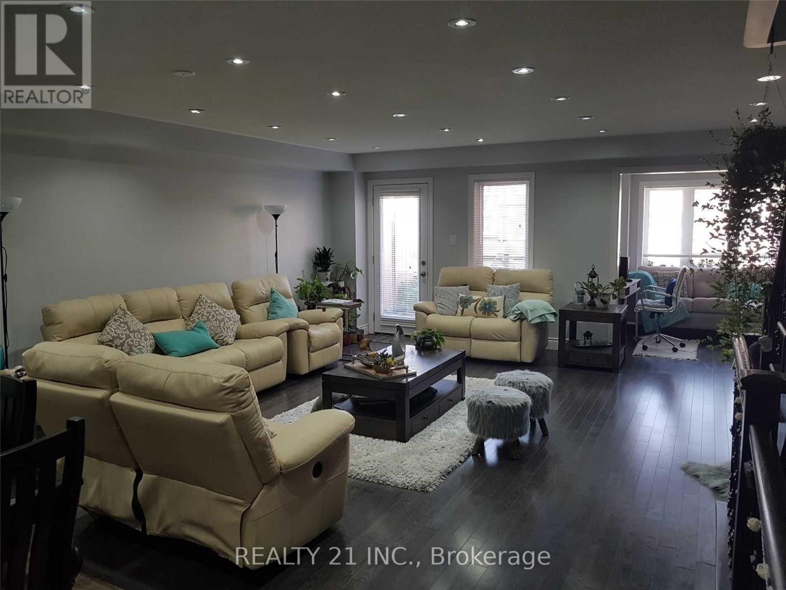 37 Pringdale Gardens Circle, Toronto, ON photo 4