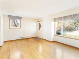 Living room - 110 Sutherland Avenue, Selkirk, MB R1A0L8 Photo 7